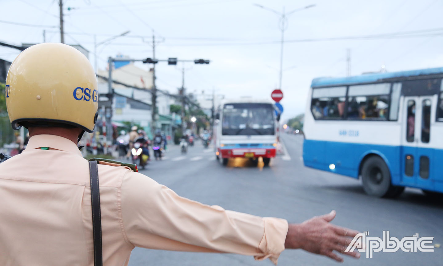 Lực lượng CSGT phân luồng các xe công nhân di chuyển tránh tuyến quốc lộ 1, đúng theo phân luồng.