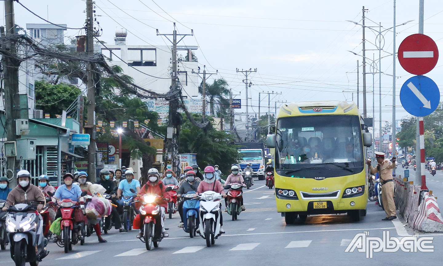 Lực lượng CSGT trực tiếp nhắc nhở, phần luồng.