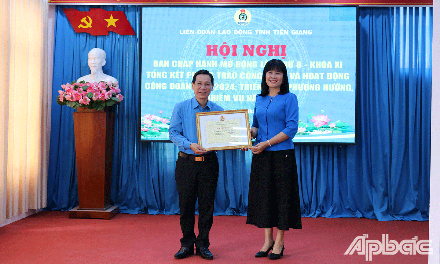 Đỗ Hồng Vân - Uỷ viên Đoàn Chủ tịch, Trưởng Ban Nữ công Tổng Liên đoàn Lao động Việt Nam tặng bằng khen cho LĐLĐ tỉnh Tiền Giang (khối thi đua các LĐLĐ tỉnh khu vực Bắc Sông Hậu)