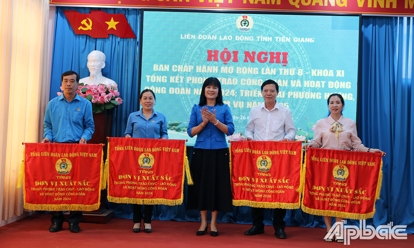 trao 4 Cờ thi đua và 11 Bằng khen cho các tập thể đã có thành tích xuất sắc trong phong trào thi đua lao động giỏi và xây dựng tổ chức Công đoàn vững mạnh năm 2024