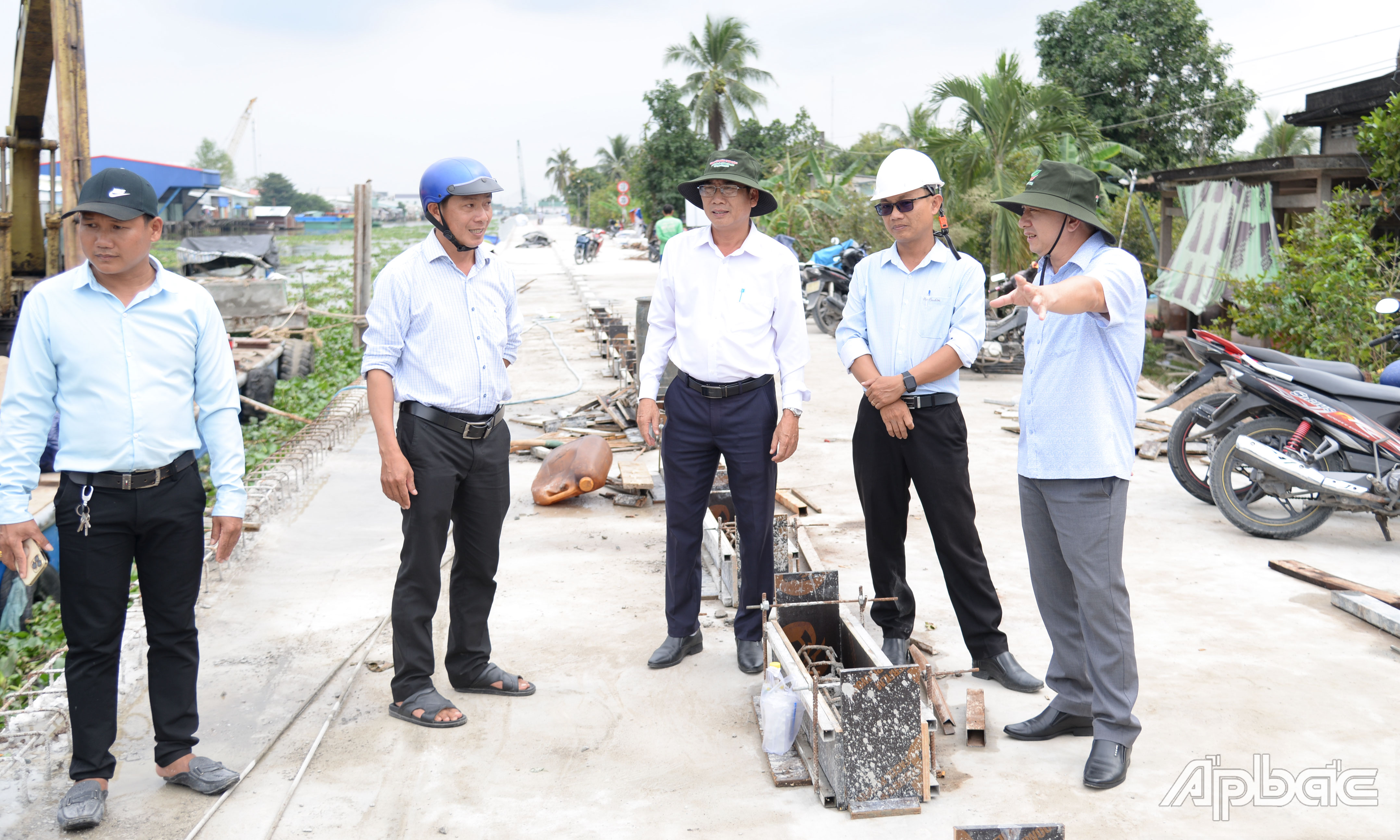 Kiểm tra tiến độ đoạn kè 11 được đầu tư từ chi phí tiết kiệm sau đấu thầu.
