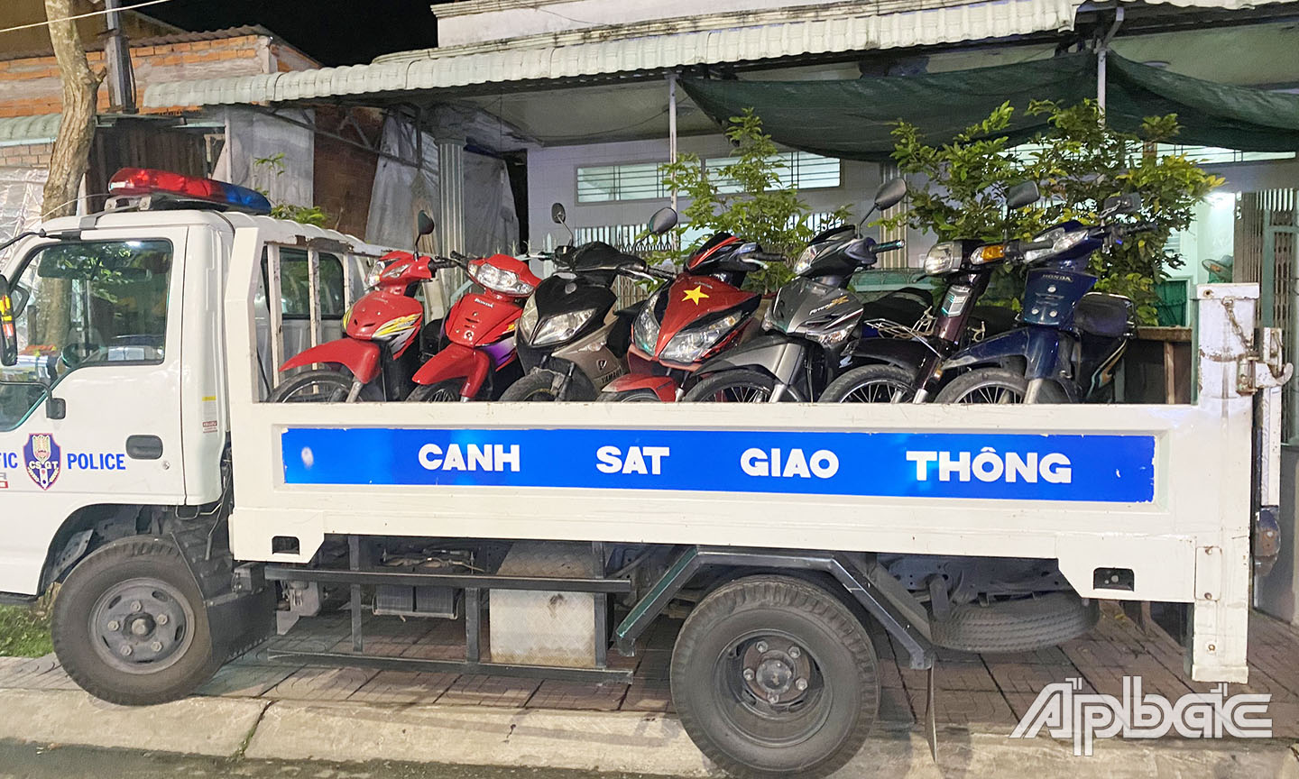 Hàng chục phương tiện bị tạm giữ.
