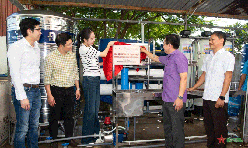 Hoa hậu Thanh Thủy góp sức hỗ trợ bà con đang đối diện tình trạng ngập mặn tại các địa phương vùng đồng bằng sông Cửu Long. Ảnh nhân vật cung cấp