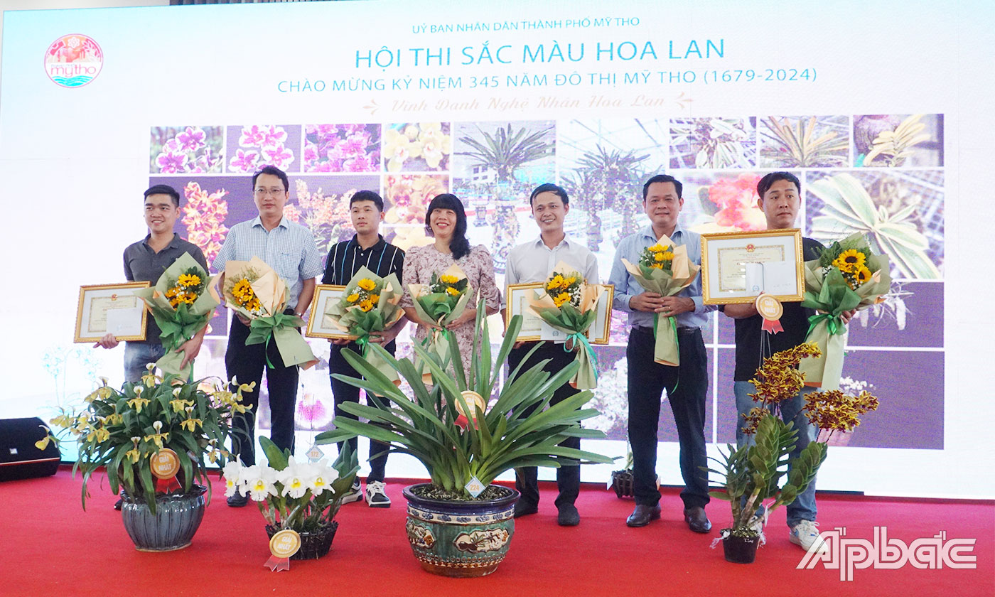 Ban Tổ chức trao giải Nhất cho các nhà vườn, nghệ nhân đoạt giải. 