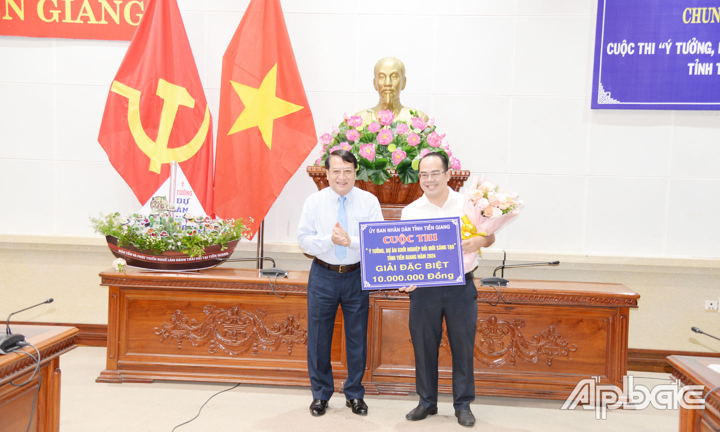 Dự án “Sản xuất tơ sợi từ lá khóm”  của anh Quyền đoạt giải Đặc biệt ở Bảng  tổ chức, cá nhân, doanh nghiệp của Cuộc thi  “Ý tưởng, dự án khởi nghiệp đổi mới sáng tạo tỉnh Tiền Giang” năm 2024.
