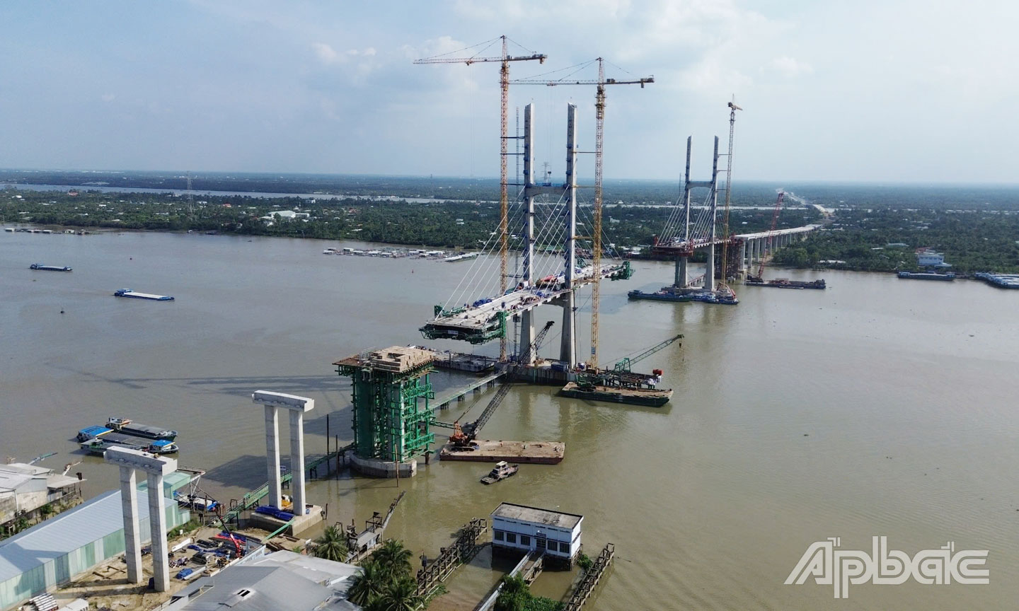 Cầu Rạch Miễu 2  đang dần hình thành.