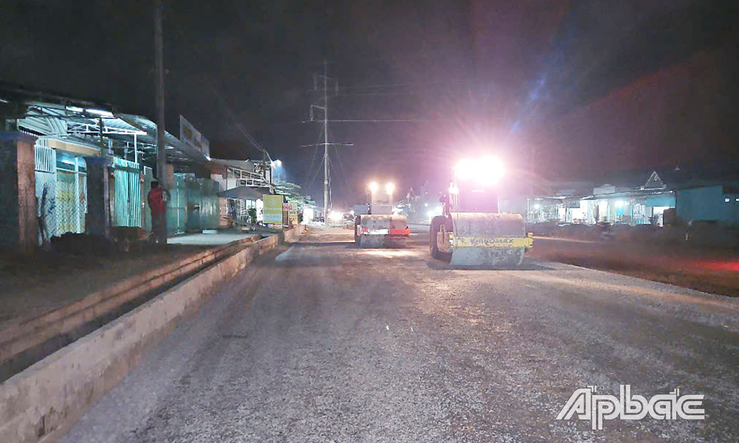 Láng nhựa xuyên đêm trên đường tỉnh 870