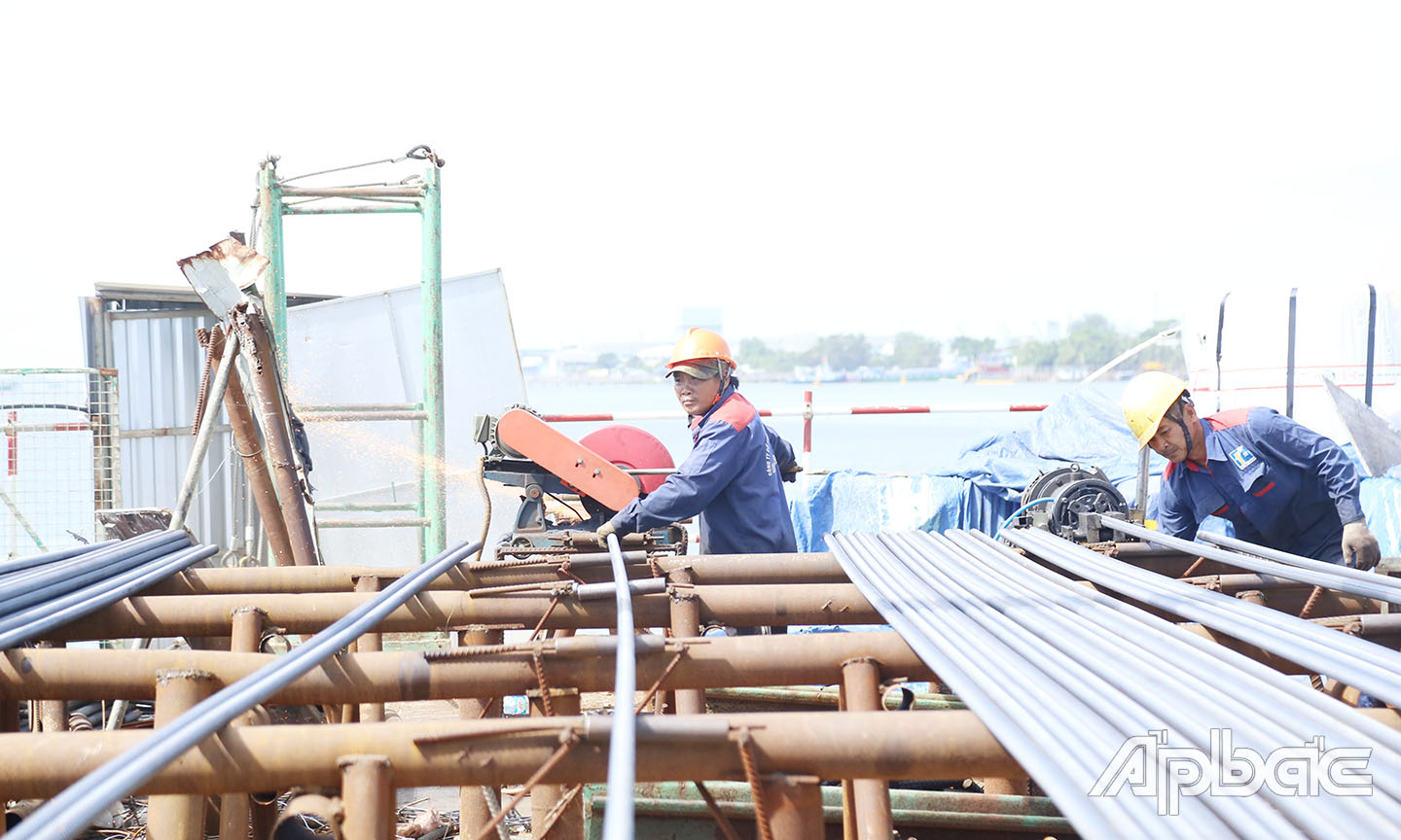 Để đưa công trình về đích đúng tiến độ, đơn vị đã chỉ đạo các nhà thầu triển khai thi công 3 ca, 4 kíp xuyên Tết Dương lịch.