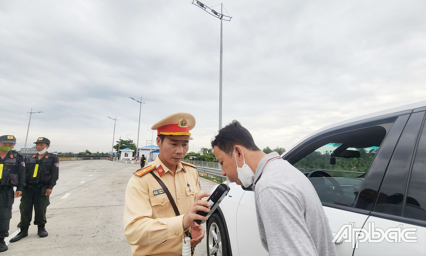 Kiểm tra nồng độ cồn trên tuyến cao tốc.