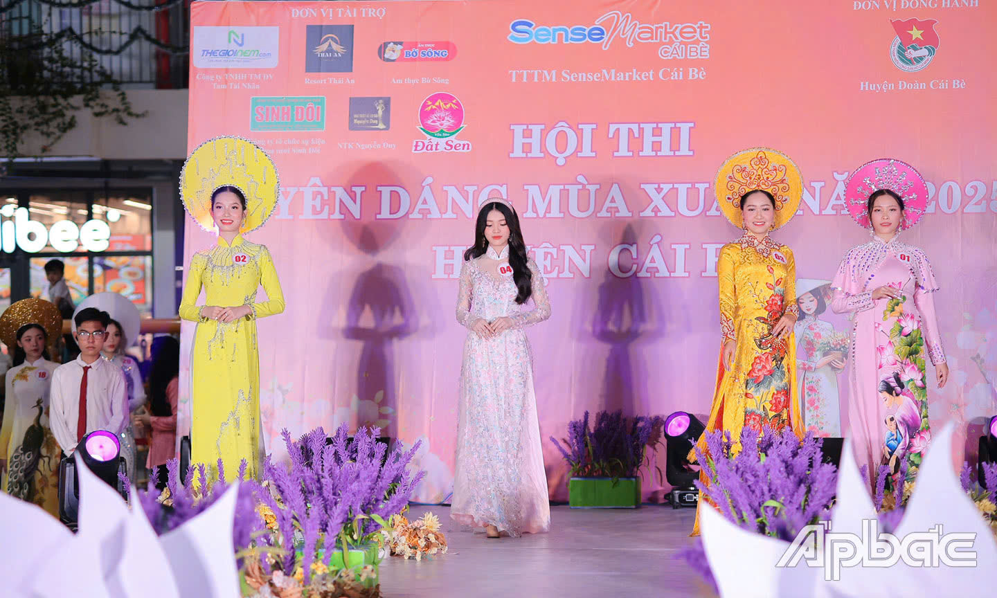 Các thí sinh thi trình diễn áo dài.