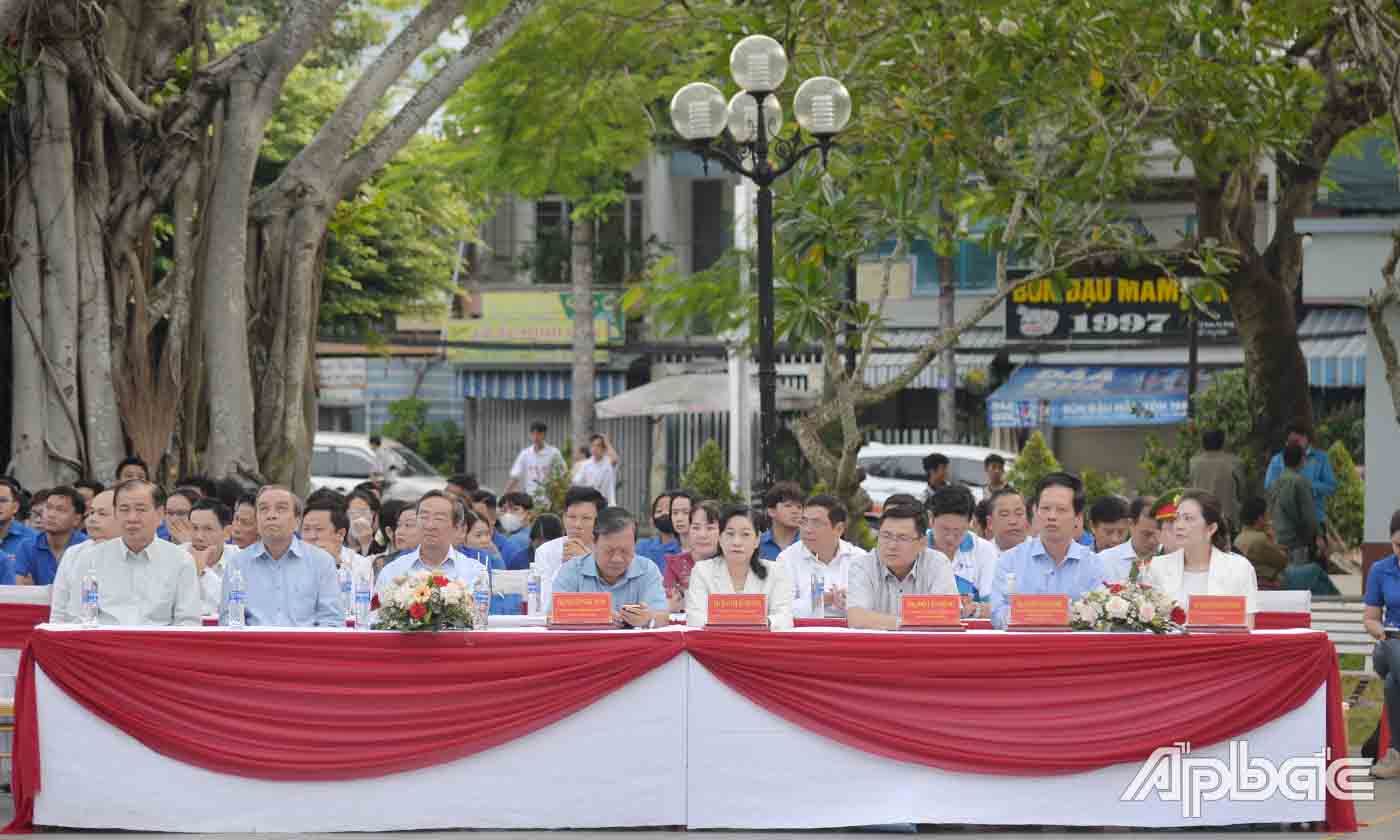 Đại biểu dự lễ khai mạc.