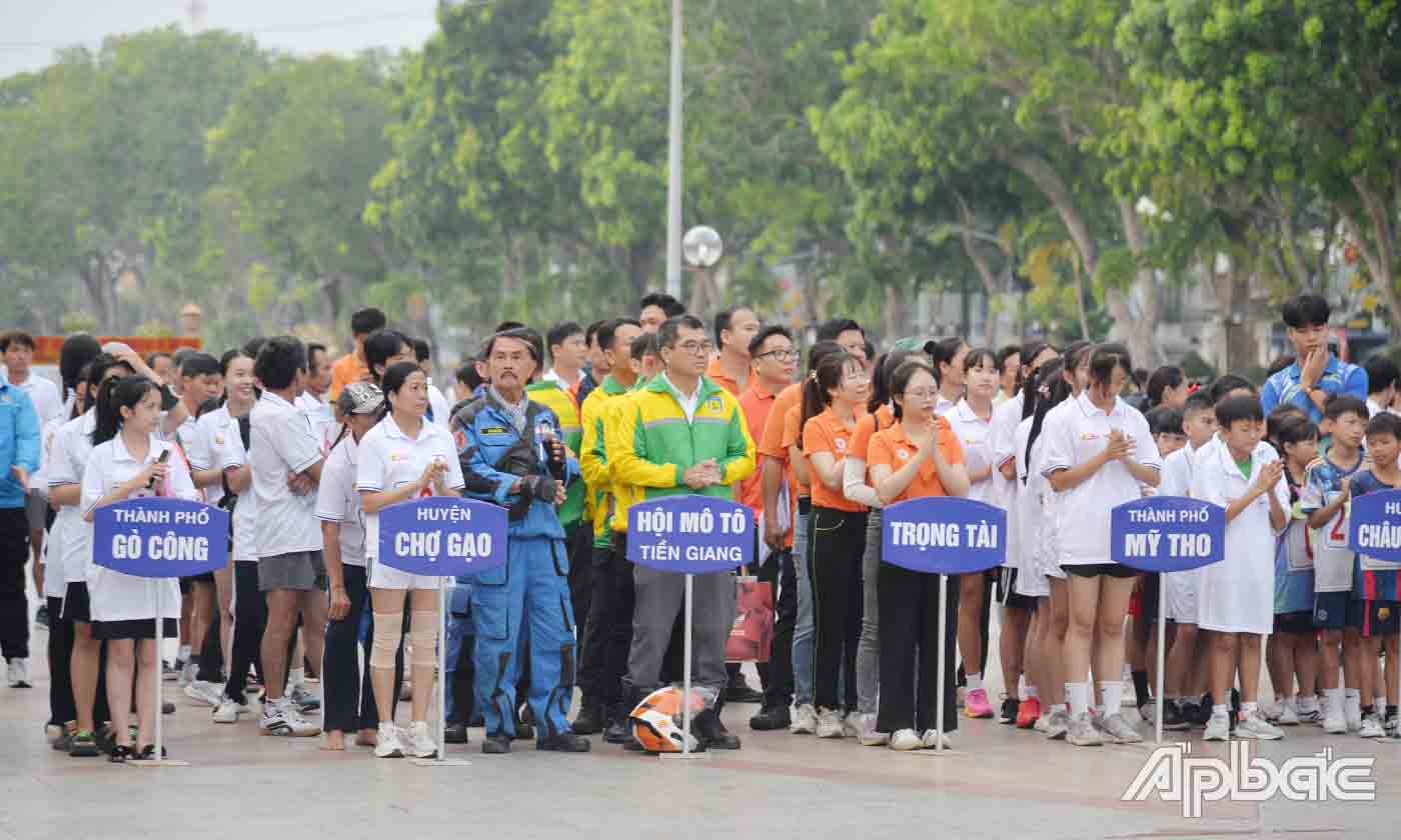 Trao cờ lưu niệm cho các đơn vị tham gia Giải.