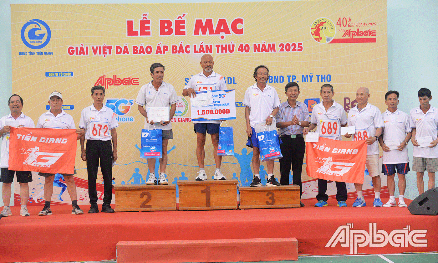 rịnh Văn Lợi, Phó Bí thư Thường trực Thành ủy Mỹ Tho trao giải cho các VĐV.