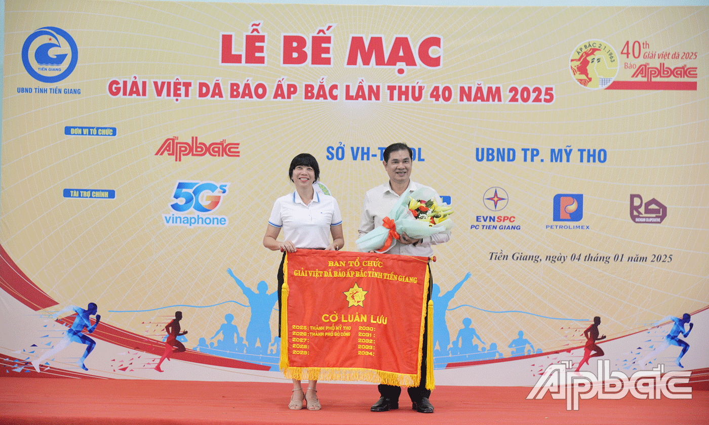 Đồng chí Dương Văn Sanh, Phó Chủ tịch UBND TP. Gò Công nhận cờ luân lưu đăng cai GIải Việt dã Báo Ấp Bắc năm 2026.