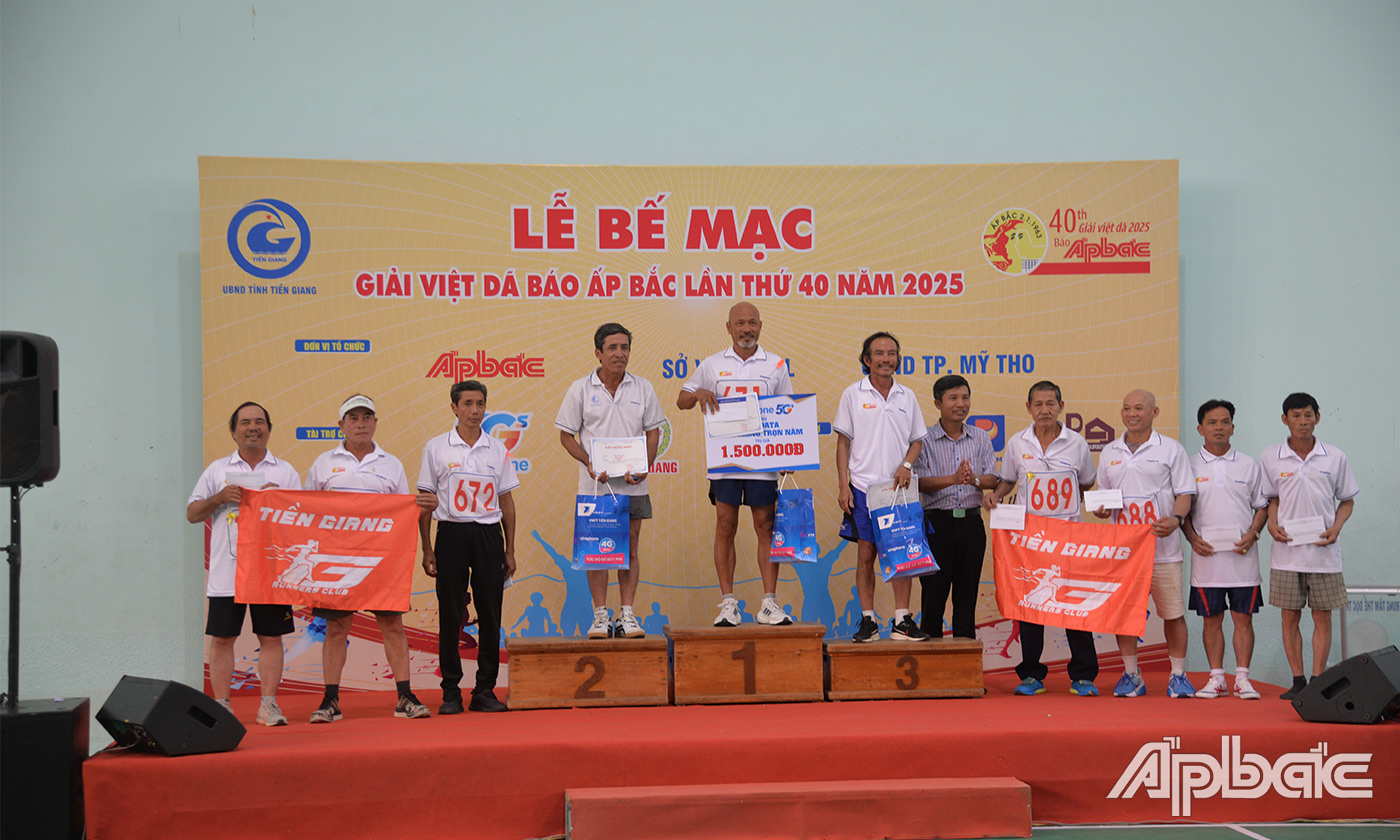Ban tổ chức trao giải cho các VĐV cao tuổi đạt thành tích cao ở cự ly 2km
