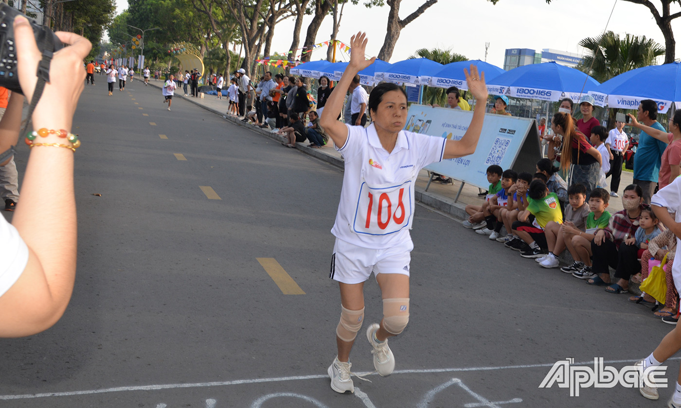 VĐV Đỗ Thị Thúy Ngọc về đích cự ly 1km