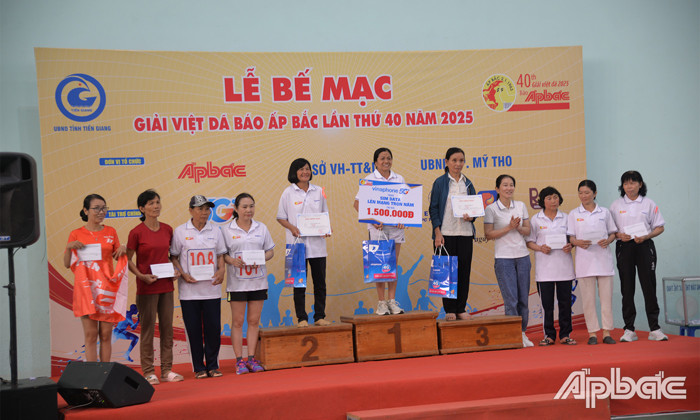 VĐV Đỗ Thị Thúy Ngọc về đích cự ly 1km