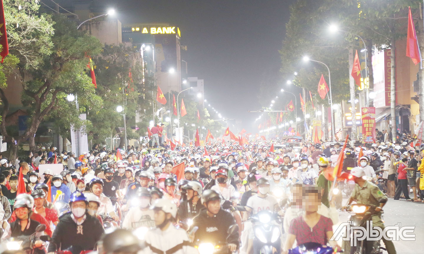 Hàng ngàn người chật kín tuyến đường Nam Kỳ Khởi Nghĩa.