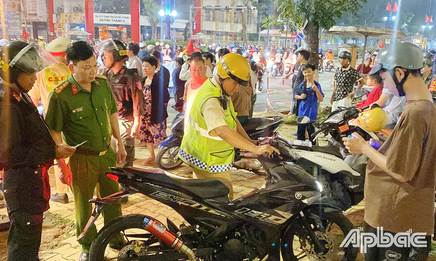 Bên cạnh đó, lực lượng Công an còn xử lý hàng chục trường hợp vi phạm luật giao thông.