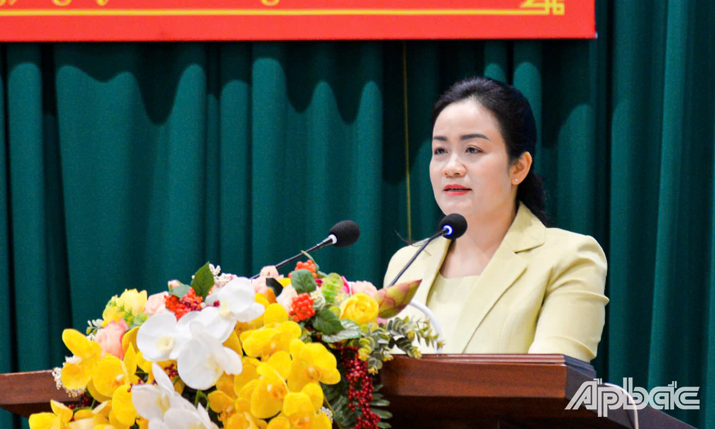 Đồng chí Nguyễn Hải Trâm, Phó Bí thư thường trực Tỉnh ủy gợi ý những nội dung trọng tâm đại biểu cần tập trung thảo luận tại hội nghị