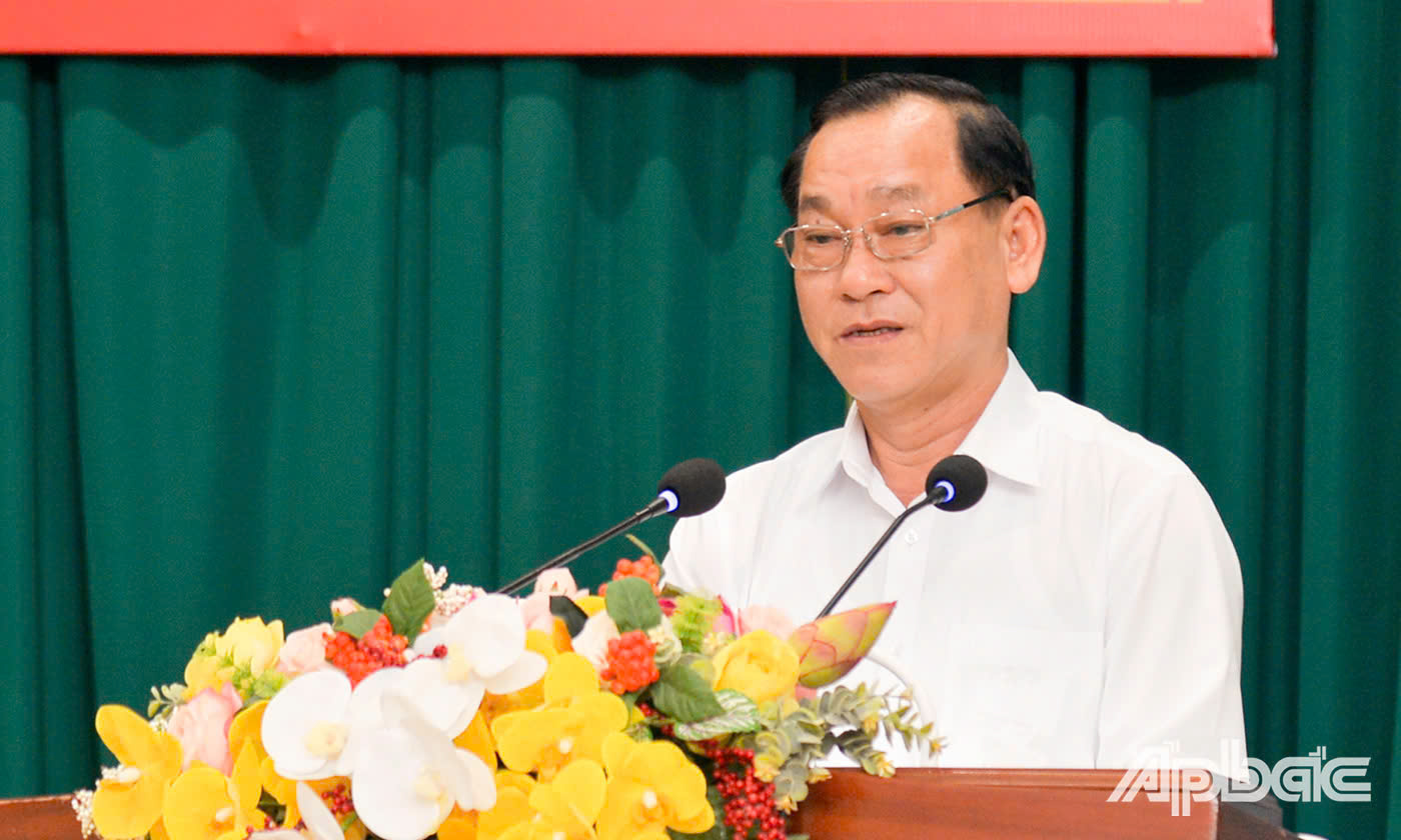 Đồng chí Nguyễn Văn Vĩnh, Phó Bí thư Tỉnh ủy, Chủ tịch UBND tỉnh báo cáo những kết quả phát triển kinh tế xã hội đáng phấn khởi của năm 2024