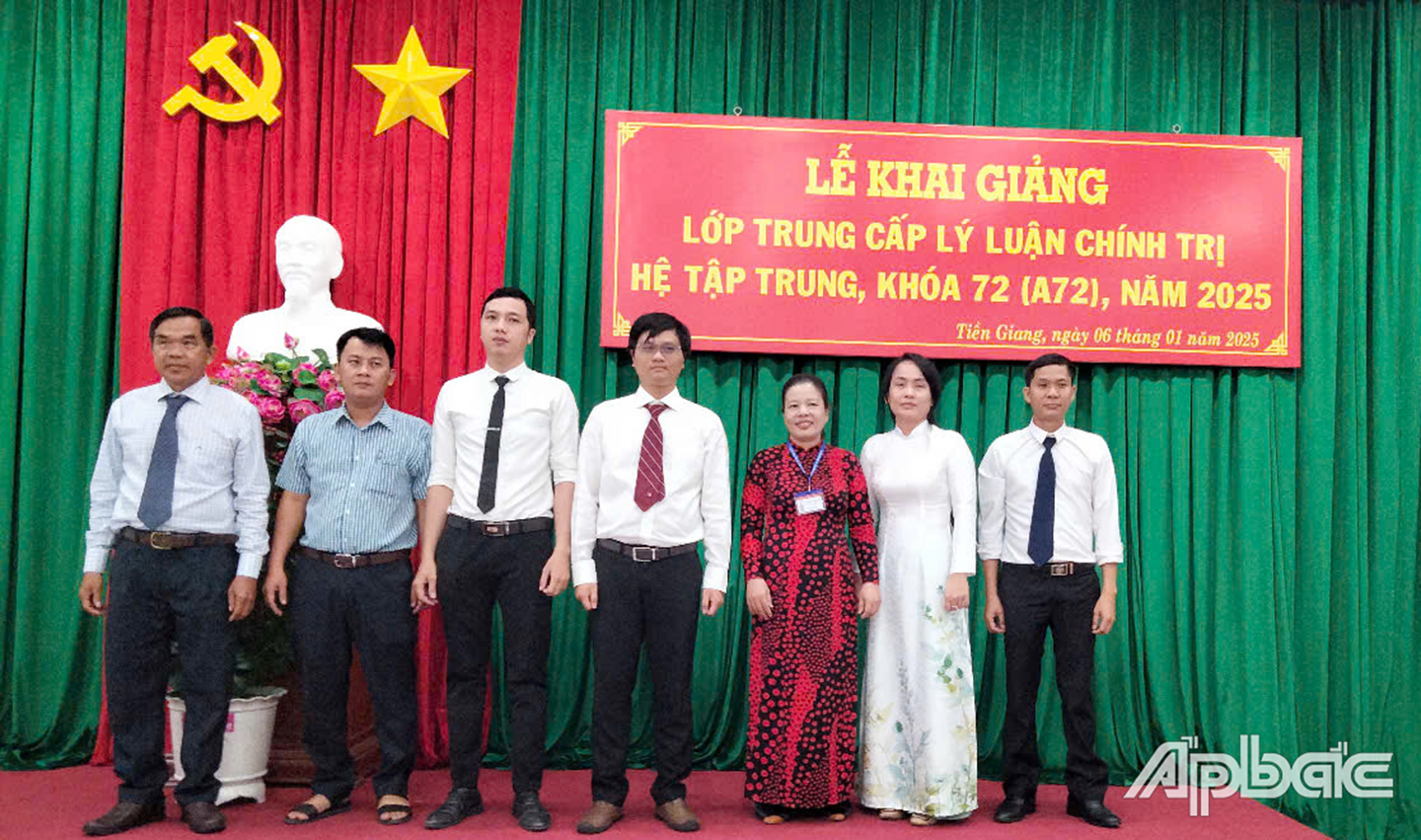Giáo viên chủ nhiệm và Ban Cán sự lớp lâm thời ra mắt