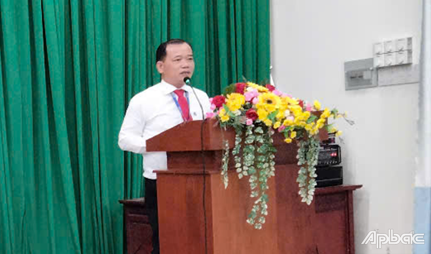 Đồng chí Nguyễn Văn Sơn, Phó Hiệu trưởng Trường Chính trị Tiền Giang phát biểu khai giảng lớp học