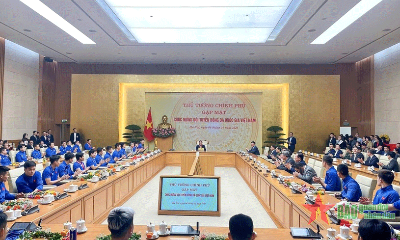 Thủ tướng Phạm Minh Chính gặp mặt, chúc mừng đội tuyển Việt Nam. Ảnh: VIỆT TRUNG