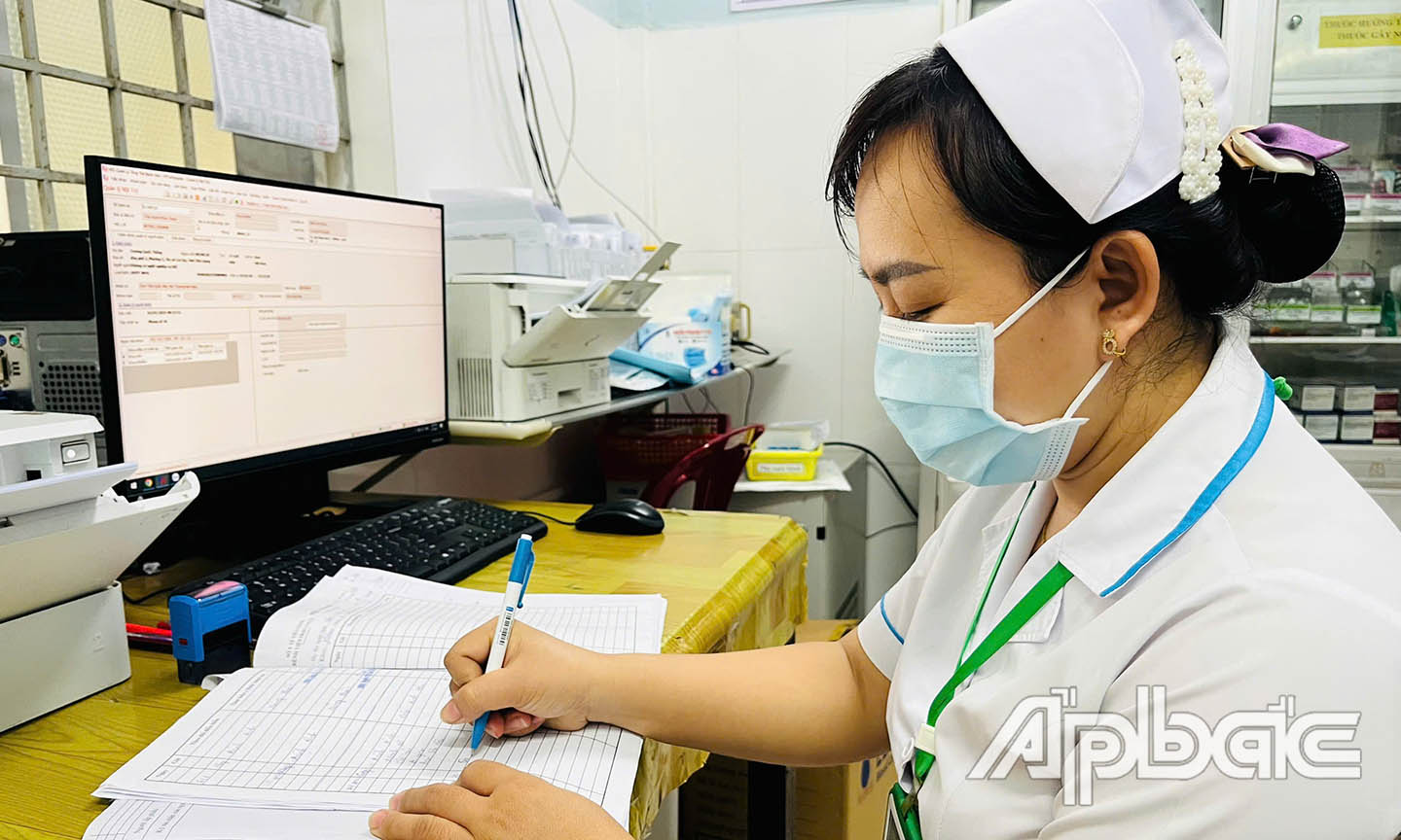 Điều dưỡng Nguyễn Thị Lệ Thùy tại nơi làm việc.