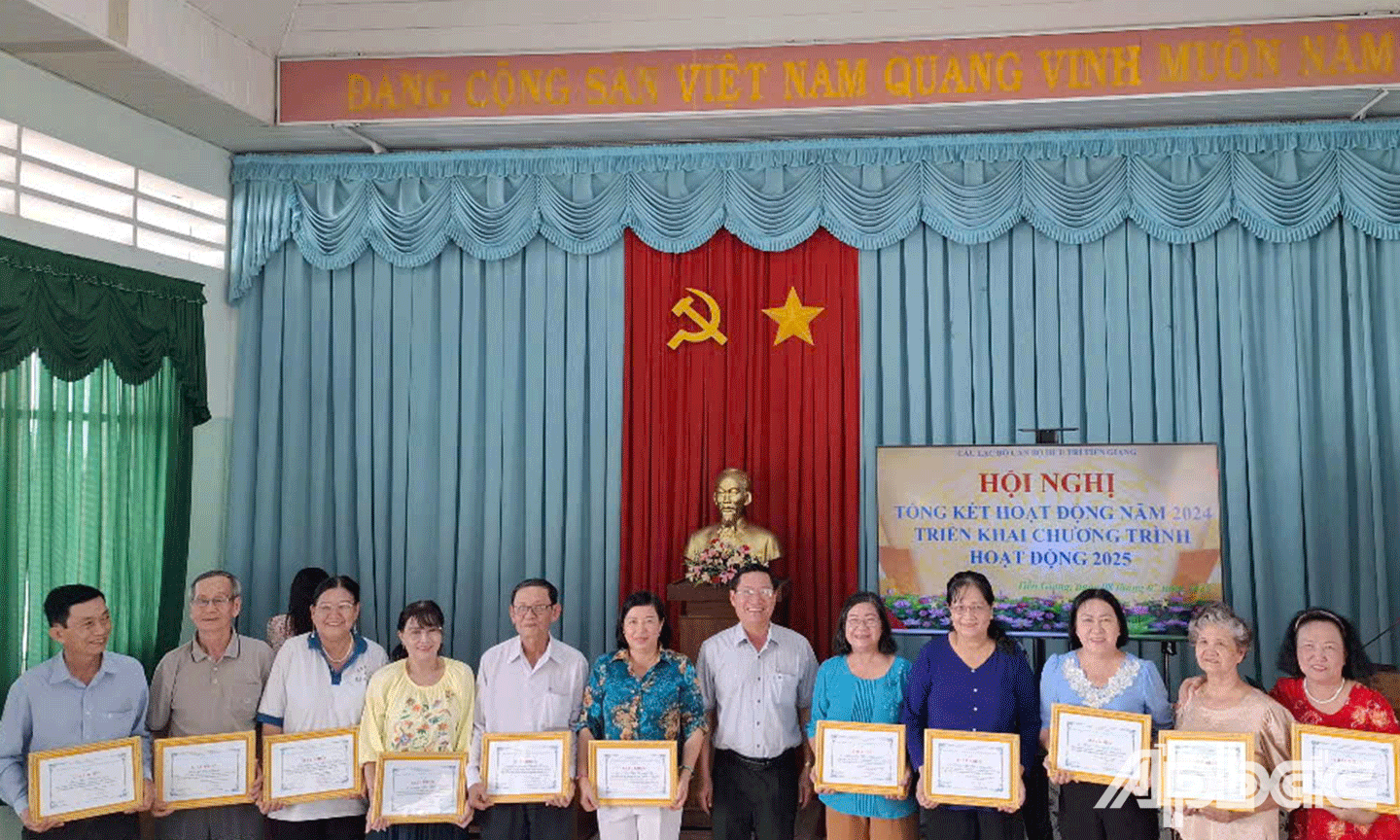 Chủ nhiệm CLB Hưu trí tỉnh Tiền Giang Đặng Thanh Liêm trao Giấy khen cho các hội viên