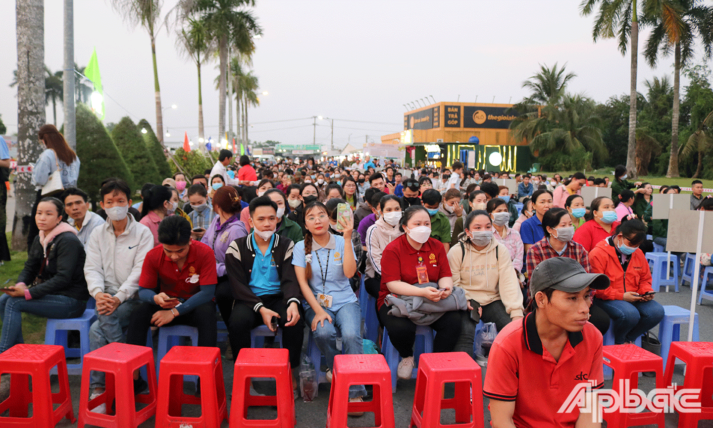 Đoàn viên, người lao động làm việc tại khu công nghiệp Long Giang tham dự 