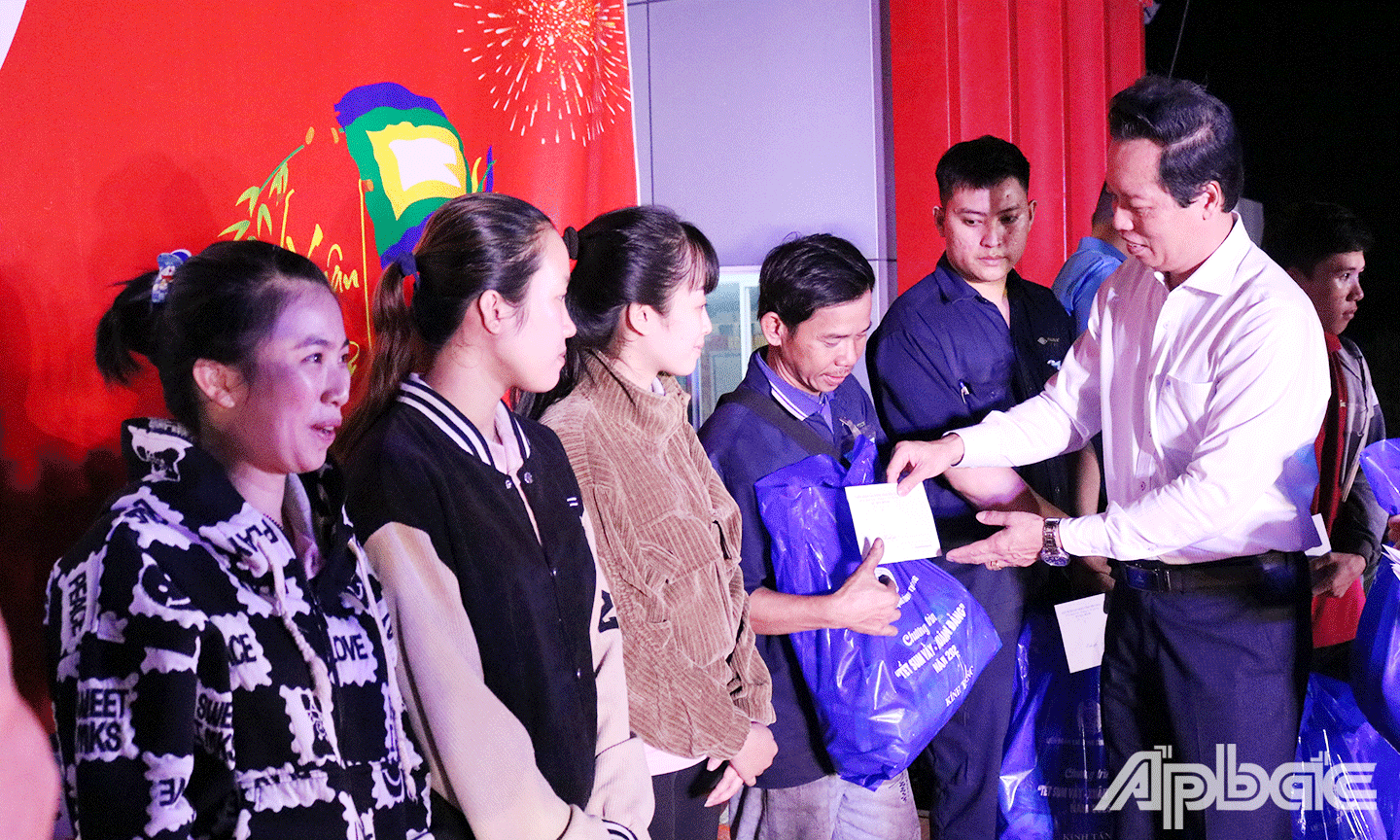 Đồng chí Nguyễn Thành Diệu tặng quà cho CNLĐ có hoàn cảnh đặc biệt khó khăn tại chương trình