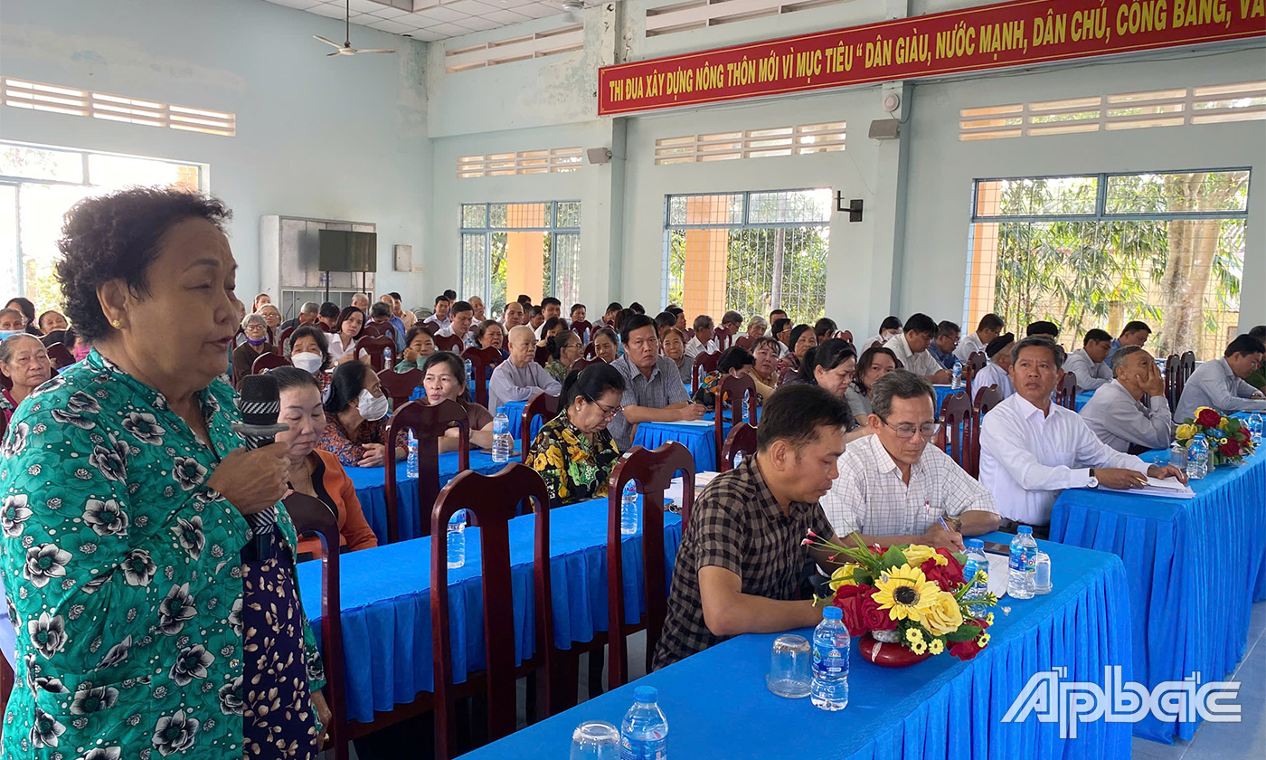 Cử tri huyện Gò Công Tây phát biểu tại buổi tiếp xúc