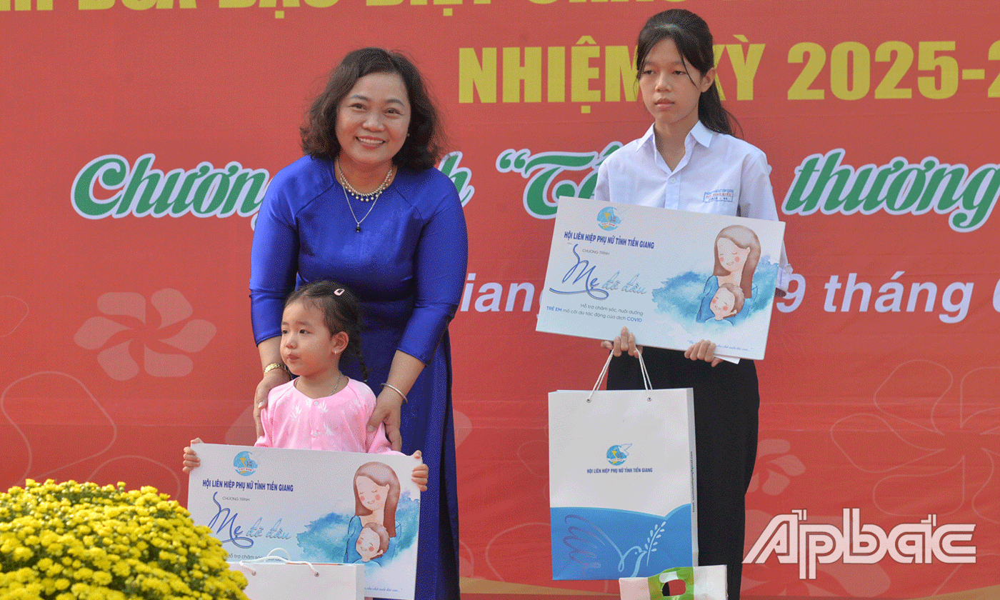 Trao học bổng năm 2025 cho trẻ em mồ côi nhận đỡ đầu.