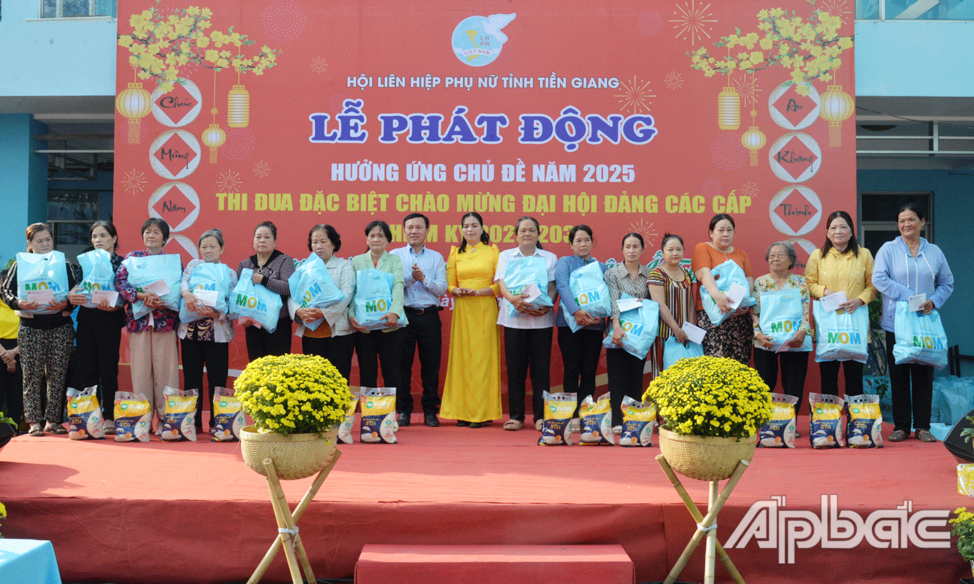 Trao quà cho hội viên phụ nữ có hoàn cảnh khó khăn.