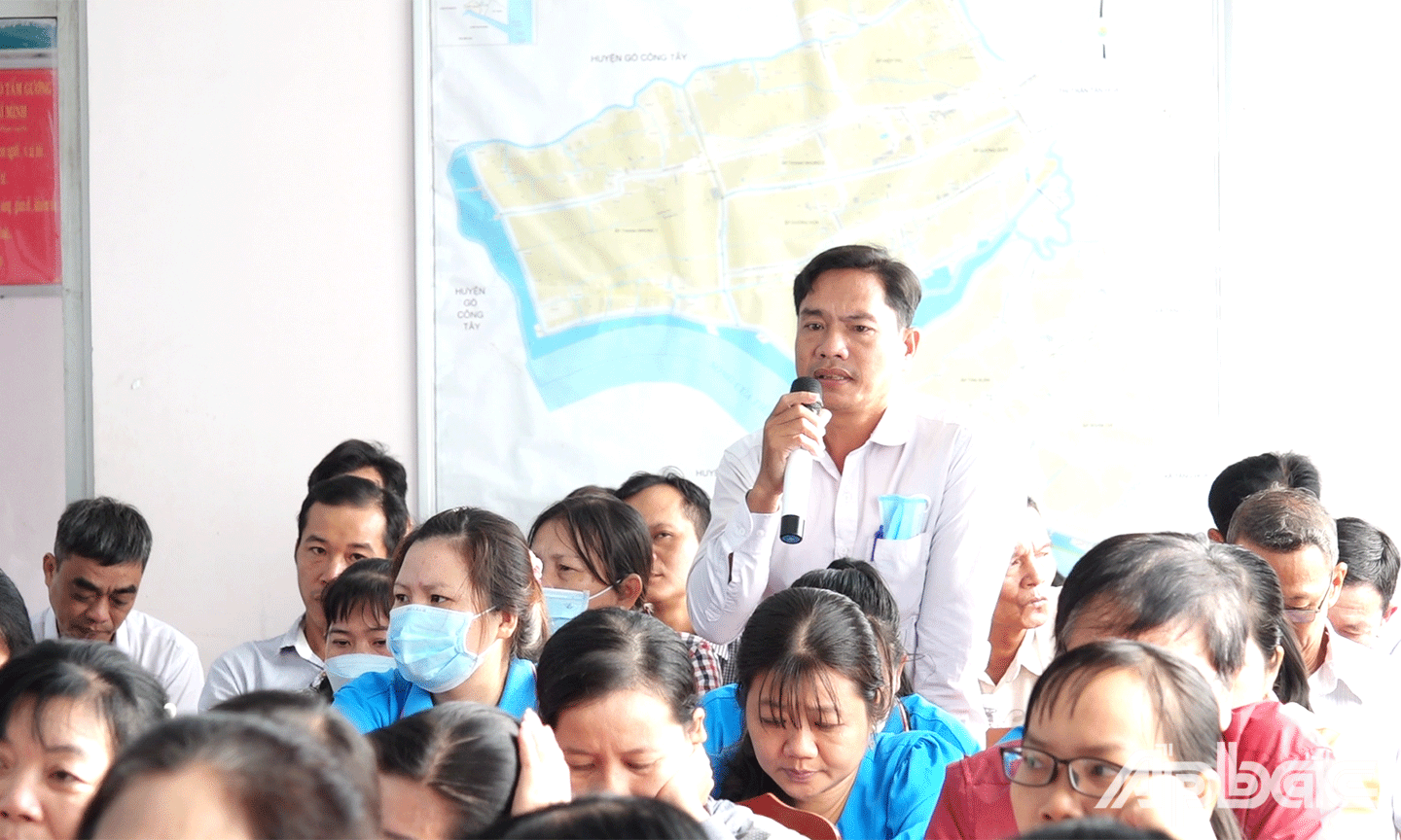 Cử tri phát biểu ý kiến tại buổi tiếp xúc