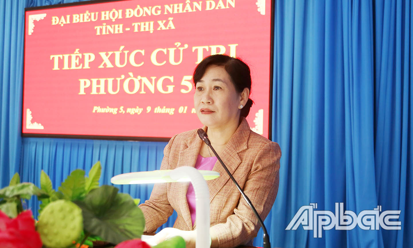 Đồng chí Châu Thị Mỹ Phương cùng các đại biểu HĐND tỉnh, HĐND TX. Cai Lậy lắng nghe ý kiến cử tri