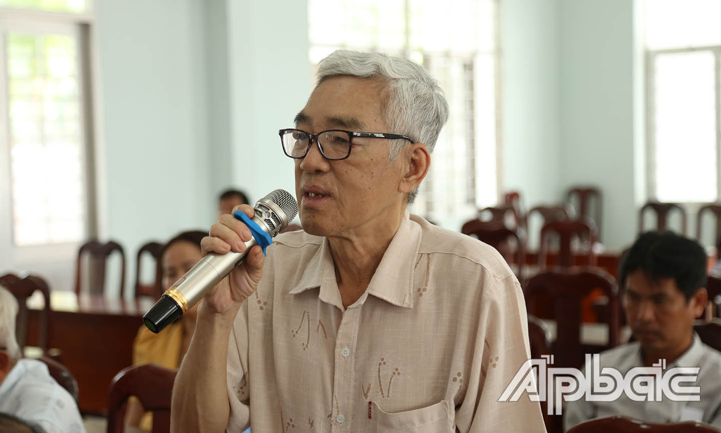 Cử tri TX. Cai Lậy phát biểu tại buổi tiếp xúc