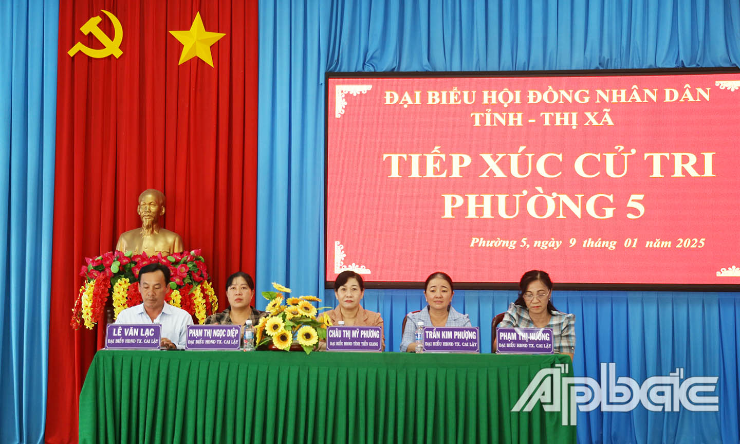 Đồng chí Châu Thị Mỹ Phương cùng các đại biểu HĐND tỉnh, HĐND TX. Cai Lậy lắng nghe ý kiến cử tri