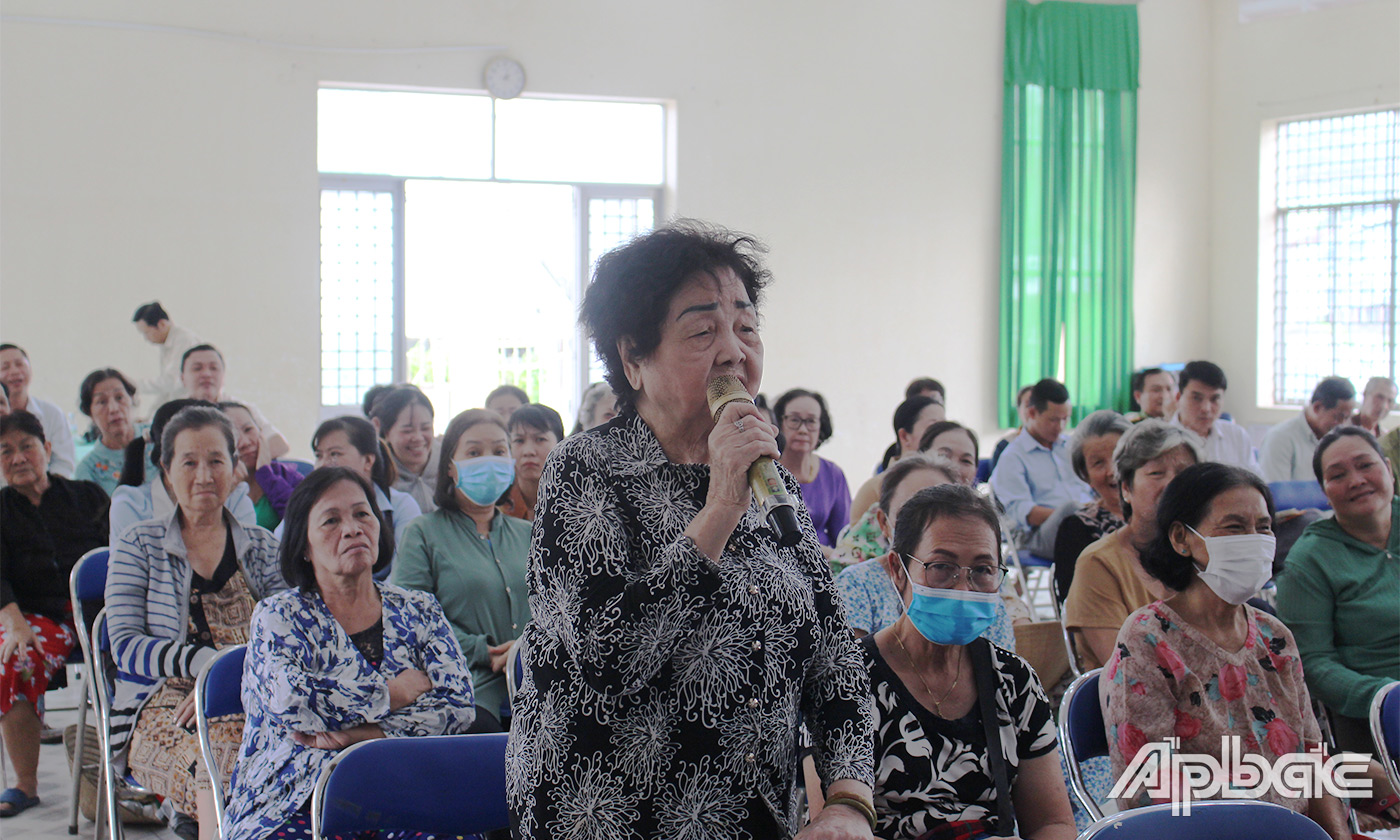 Cử tri TP. Gò Công phát biểu tại buổi tiếp xúc