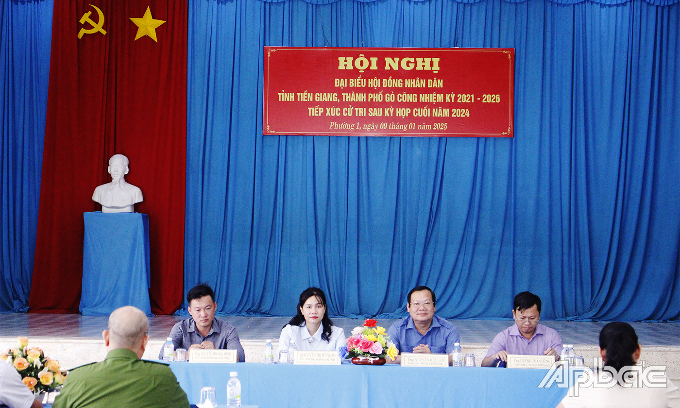 Đồng chí Nguyễn Hữu Lợi cùng các Đại biểu HĐND tỉnh, HĐND TP. Gò Công lăng nghe ý kiến cử tri