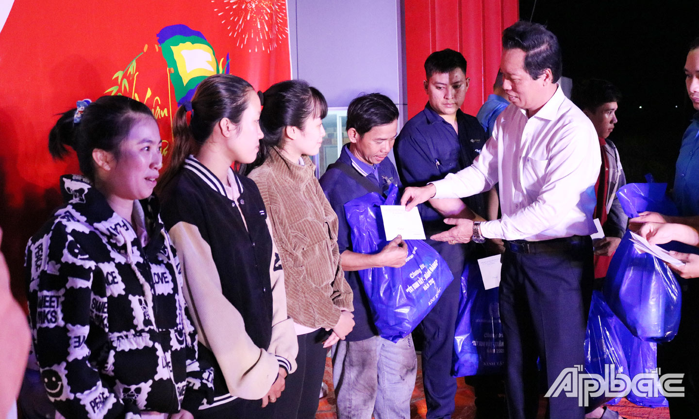 Đồng chí Nguyễn Thành Diệu, Tỉnh ủy viên, Phó Chủ tịch UBND tỉnh và đồng chí Lê Minh Hùng, Tỉnh ủy viên, Chủ tịch LĐLĐ tỉnh tặng quà cho CNLĐ có hoàn cảnh đặc biệt khó khăn  trong Chương trình “Đón tết cùng công nhân” tại KCN Long Giang.