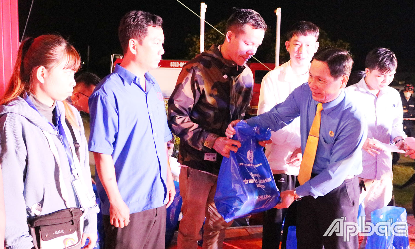 Đồng chí Nguyễn Thành Diệu, Tỉnh ủy viên, Phó Chủ tịch UBND tỉnh và đồng chí Lê Minh Hùng, Tỉnh ủy viên, Chủ tịch LĐLĐ tỉnh tặng quà cho CNLĐ có hoàn cảnh đặc biệt khó khăn  trong Chương trình “Đón tết cùng công nhân” tại KCN Long Giang.