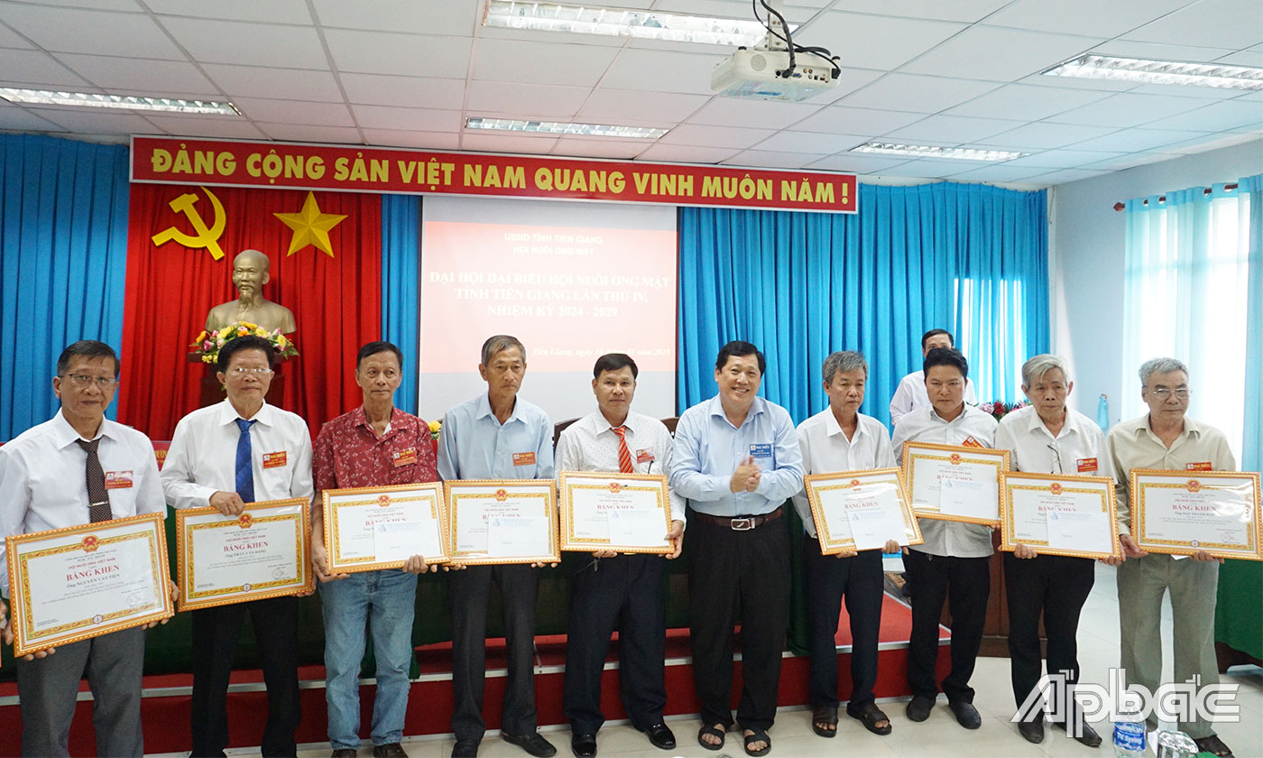 Các cá nhân nhận Bằng khen của Hội Nuôi ong Việt Nam vì đã có thành tích xuất sắc trong công tác Hội và đẩy mạnh phong trào nuôi ong nhân dân tỉnh Tiền Giang.
