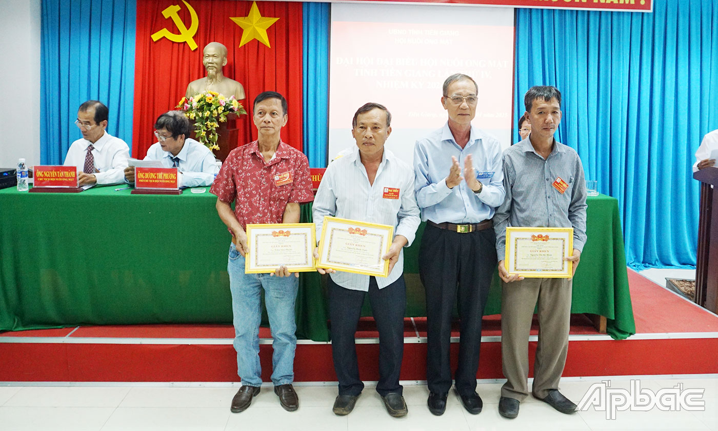 Các cá nhân, hội viên có thành tích xuất sắc nhận khen thưởng.