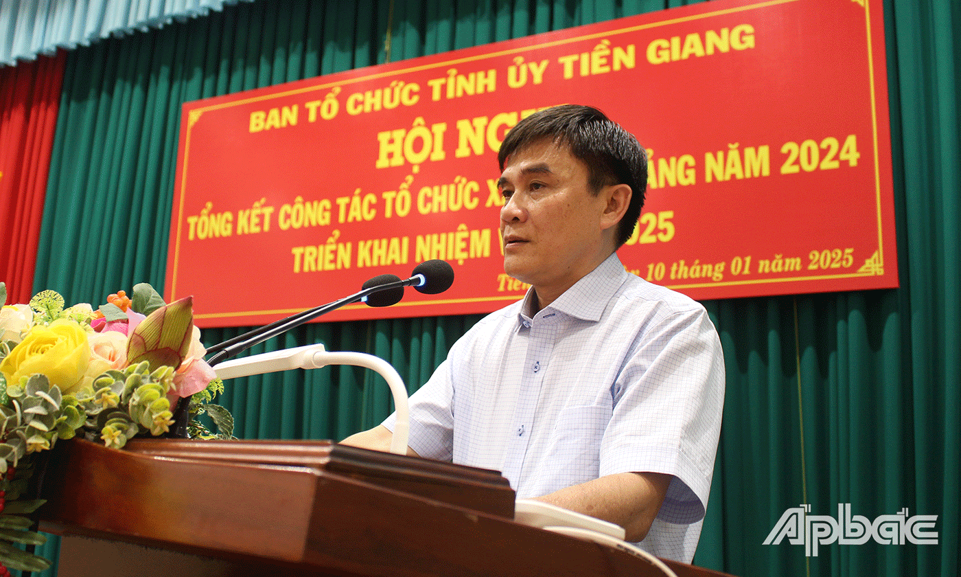 Đồng chí Nguyễn Văn Mười, Trưởng Ban Tổ chức Tỉnh ủy phát biểu tại hội nghị.