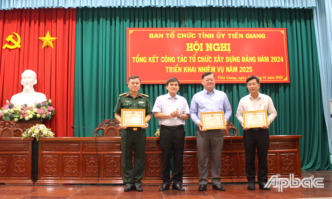 Ban Tổ chức Tỉnh ủy trao Giấy khen cho 3 đơn vị hoàn thành xuất sắc công tác XDĐ năm 2024. 