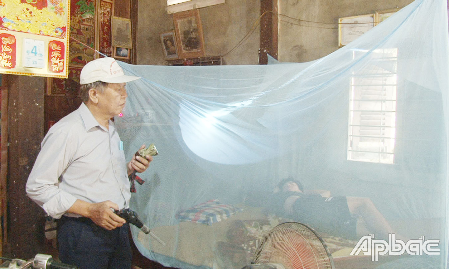 Giăng màn khi ngũ kể cả ban ngày để phòng tránh muỗi đốt.