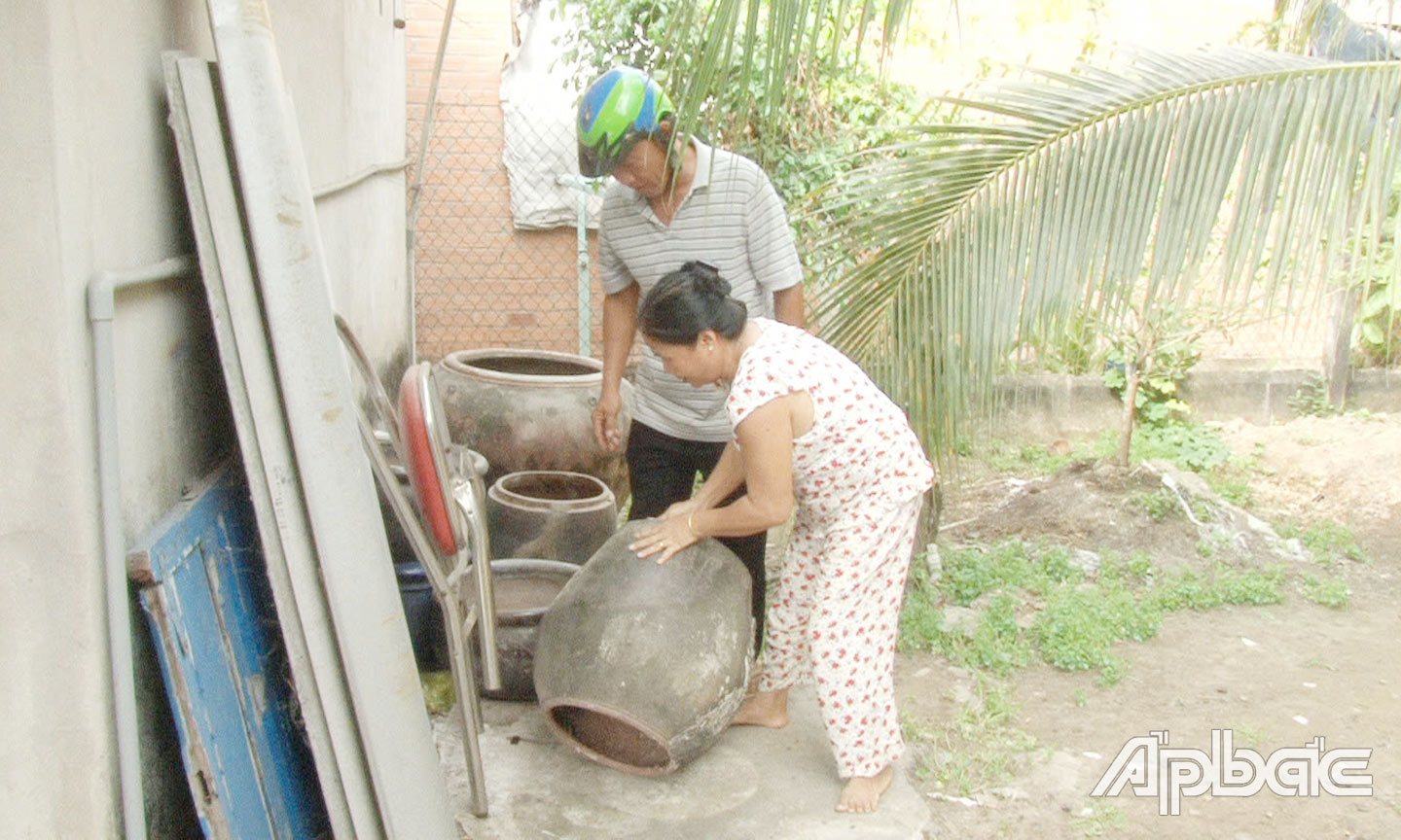 Lặt úp các dụng cụ chứa nước xung quanh nhà khi không sử dụng để không cho muỗi vào đẻ trứng.