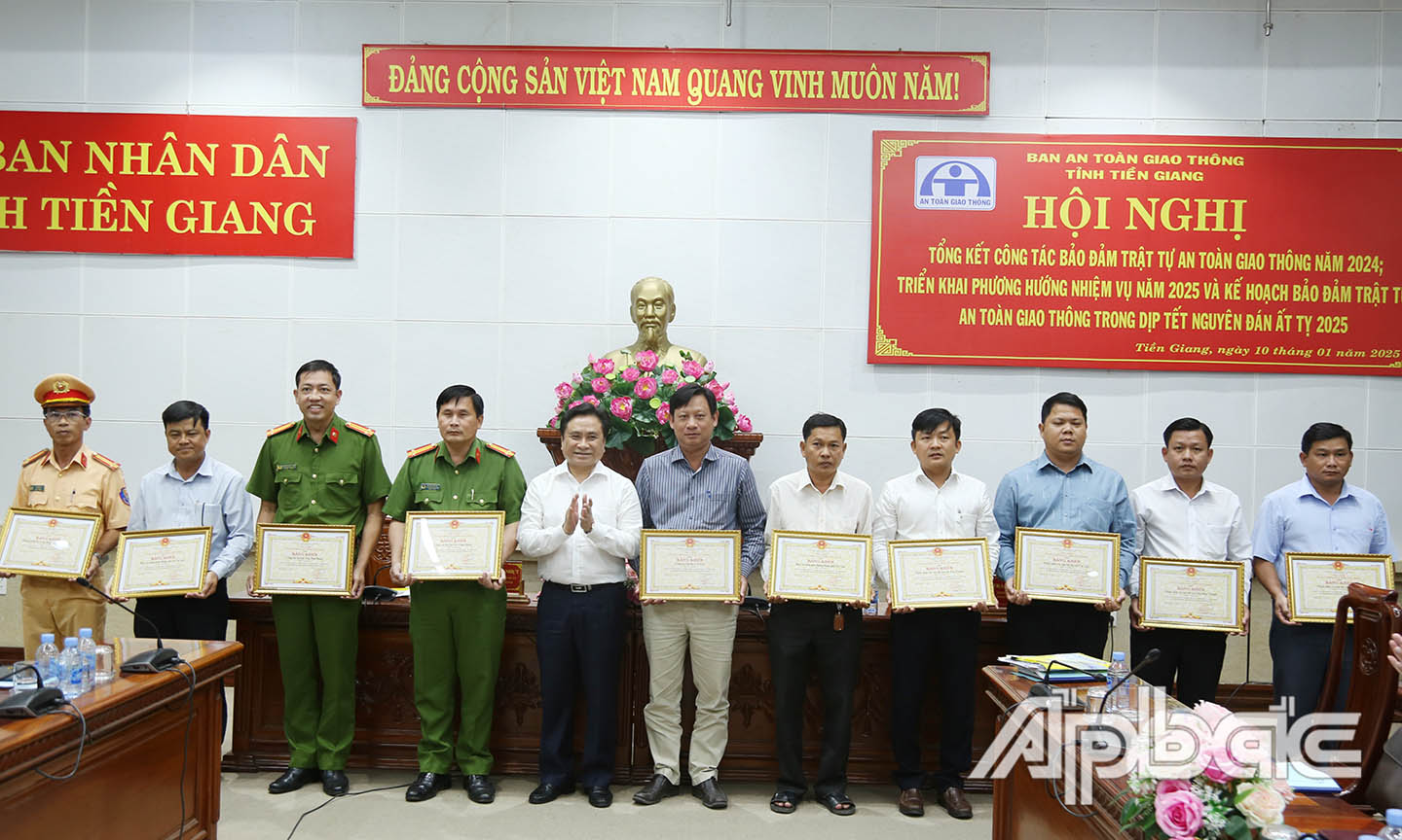 Khen thưởng tập thể